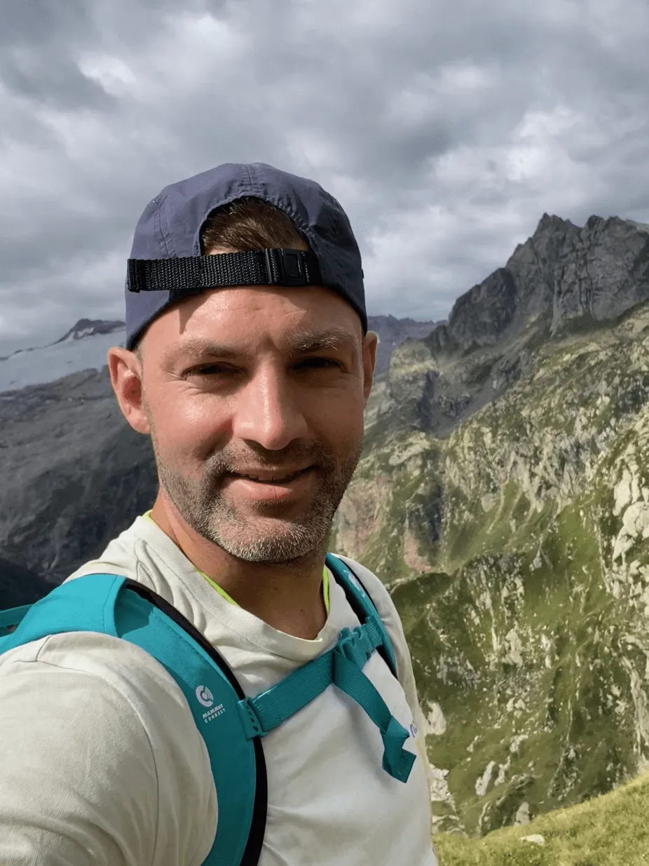 Nicola Kurmann, Sport Mental Coach aus Zürich, beim Wandern in den Bergen